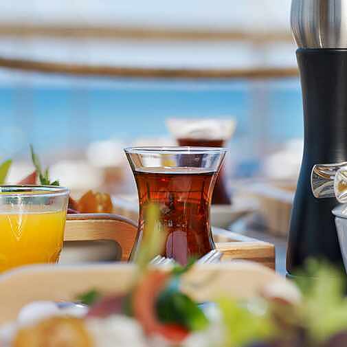 Purple Turtle Fruehstueck gedeckter Tisch Palm Garden 