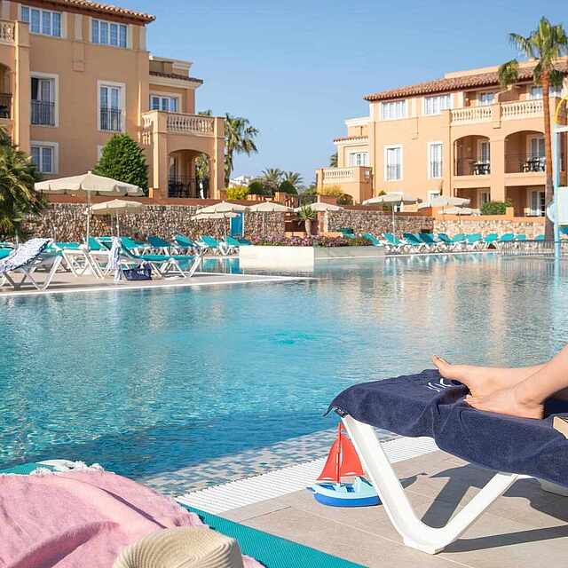 Große Poolanlage mit Wasserrutschen