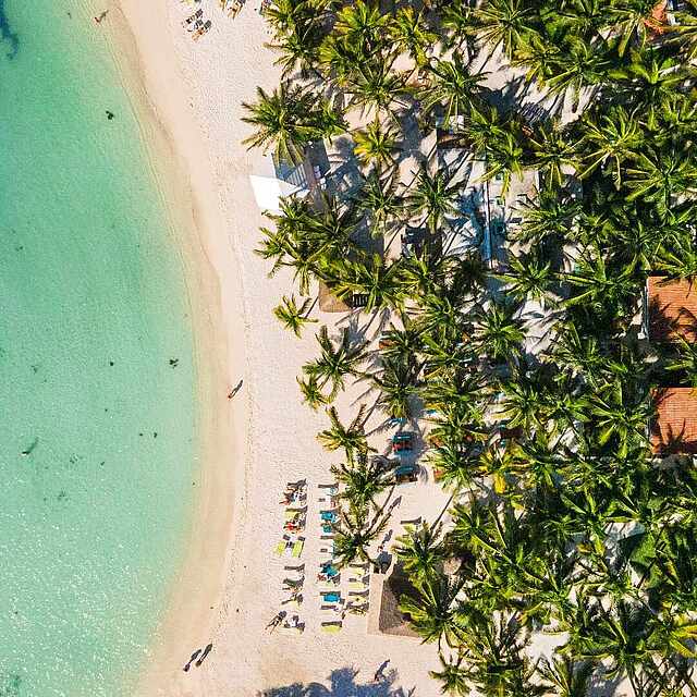 Ruhiger, flach abfallender Strand