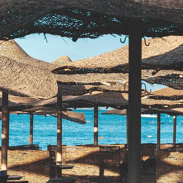 Liegen und Sonnenschirme am Strand