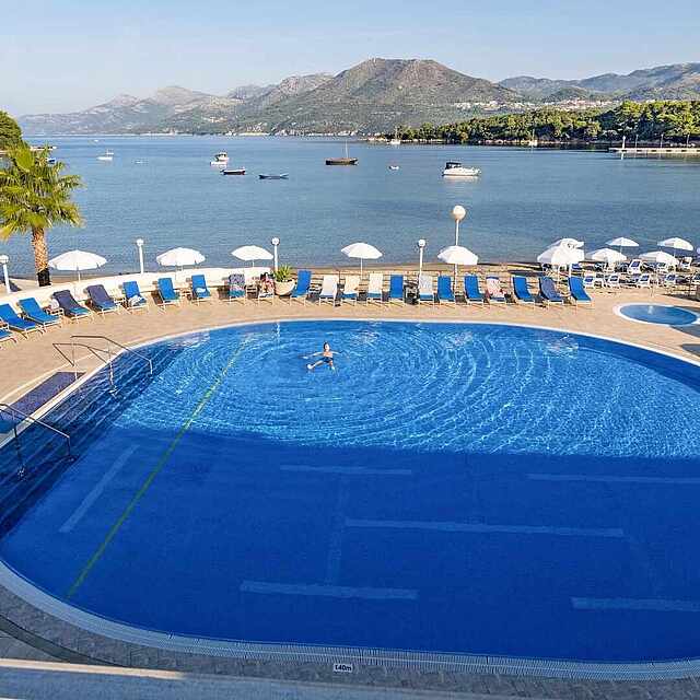 Hauptpool Jacuzzi Überblick