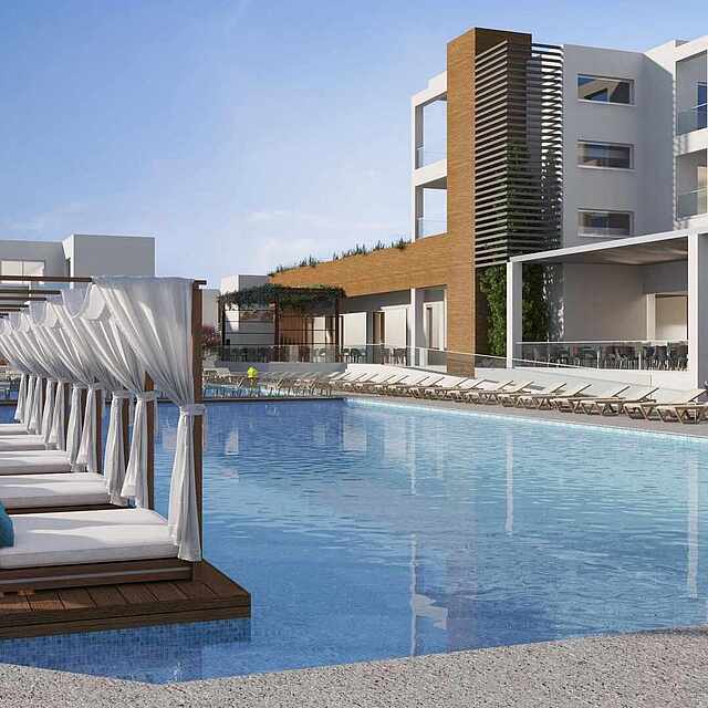 Großer Pool mit Daybeds