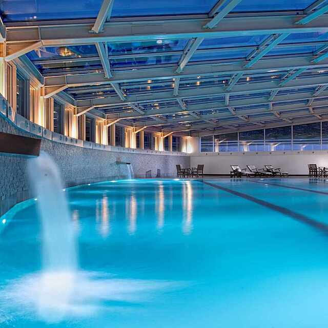 Innenpool beleuchtet bei Nacht TUI BLUE Grand Azur