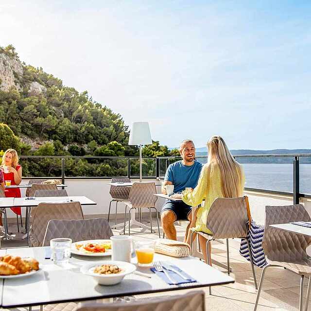 Terrasse des Hauptrestaurants im TUI BLUE Adriatic Beach
