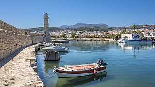 Kreta mit Blick auf den kleinen Hafen von Rethymnon 