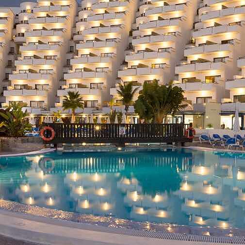 Romantische Urlaubstage im TUI BLUE Suite Princess Beleuchteter Pool TUI BLUE Suite Princess