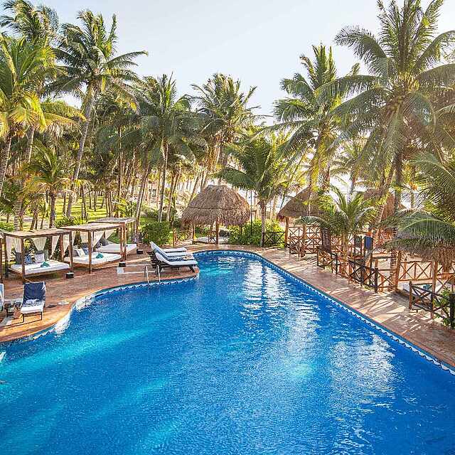 Die Palmen rascheln im Wind, der Duft von Sonnencreme hängt in der Luft..