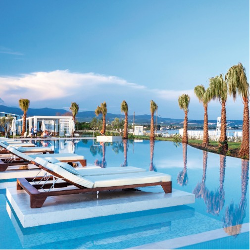 TUI BLUE Lagoon Palace Außenpool mit Sonnenliegen